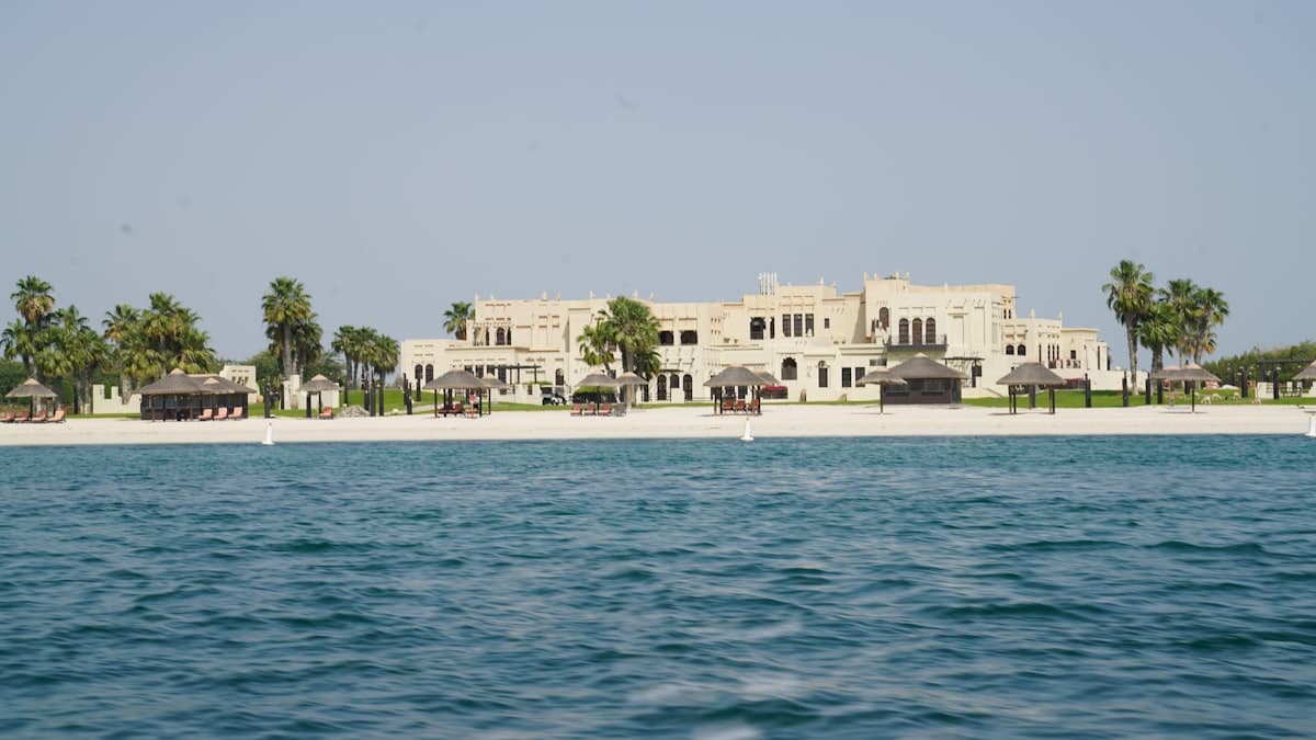 مجمع سكني على شاطئ الساحل القطري