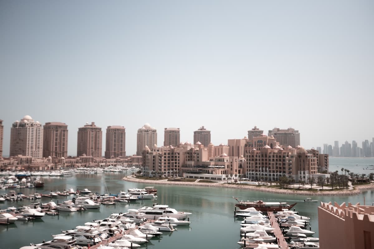 أبراج سكنية ومارينا على الواجهة البحرية في الدوحة