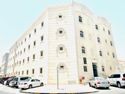 SPACIOUS 3 BHK FLAT AVAILABLE FOR FAMILY OR LADIES STAFFS NEAR METRO