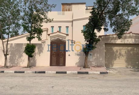 Luxury 4BR+Maid Villa 900sqm Huge Yard & Parking