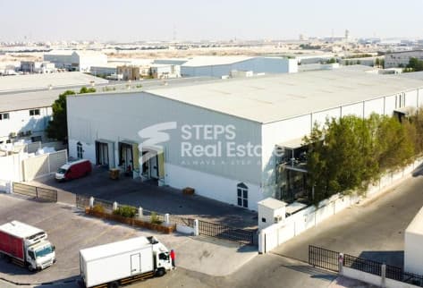 Warehouse with 2,500 Pallets in Industrial Area