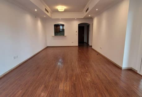 2 BHK SEMI FURNISHED APARTMENT IN PORTO ARABIA !!!