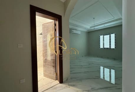 فيلا فخمه للبيع فى الدحيل مع مصعد مؤجرة بدخل مميز