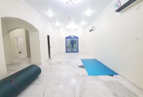 Unfurnished 5 Bedrooms Villa in Al Hilal area