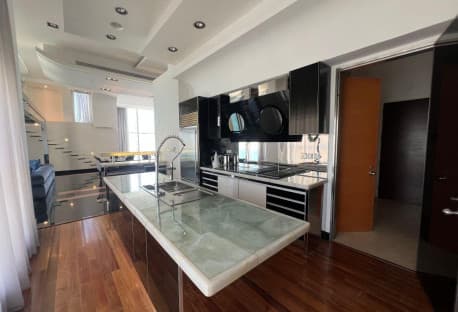 Sea & City View - FF 3BR Penthouse in West Bay