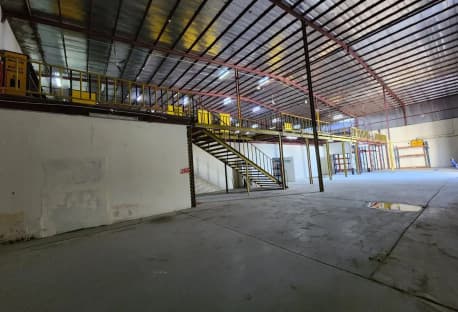 Spacious Warehouse + Multiple Rooms & Facilities