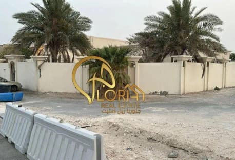 للبيع بيت مؤجر فى العب بسعر الارض موقع مميز1200متر