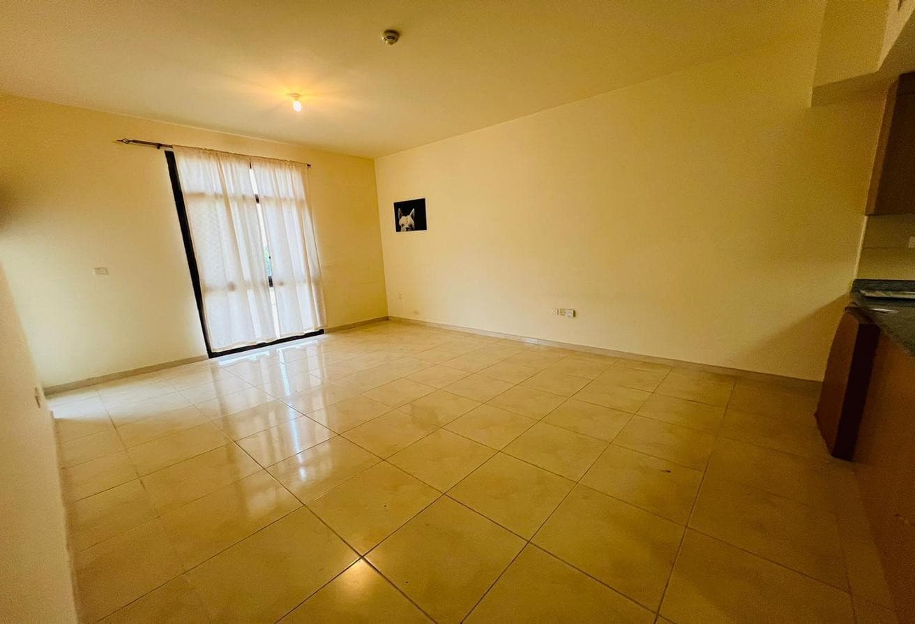 BRIGHT 1 BEDROOM APARTMENT WITH BALCONY SEMI