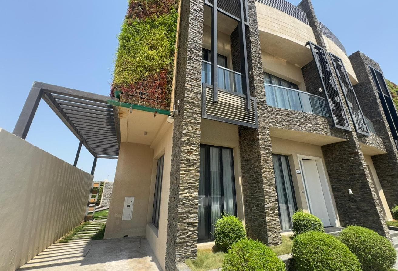 LUXURIOUS COMPOUND VILLA| 05 MASTER BEDROOMS| 450