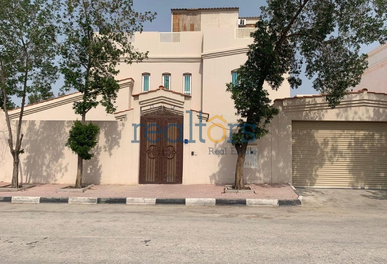 Luxury 4BR+Maid Villa 900sqm Huge Yard & Parking