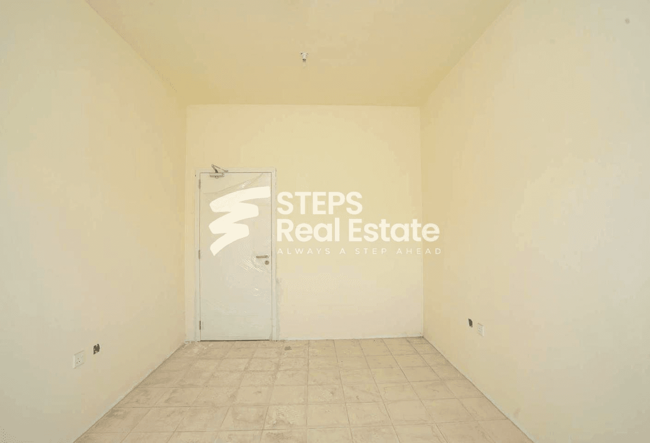 66 Rooms with Warehouse for Sale in Industrial
