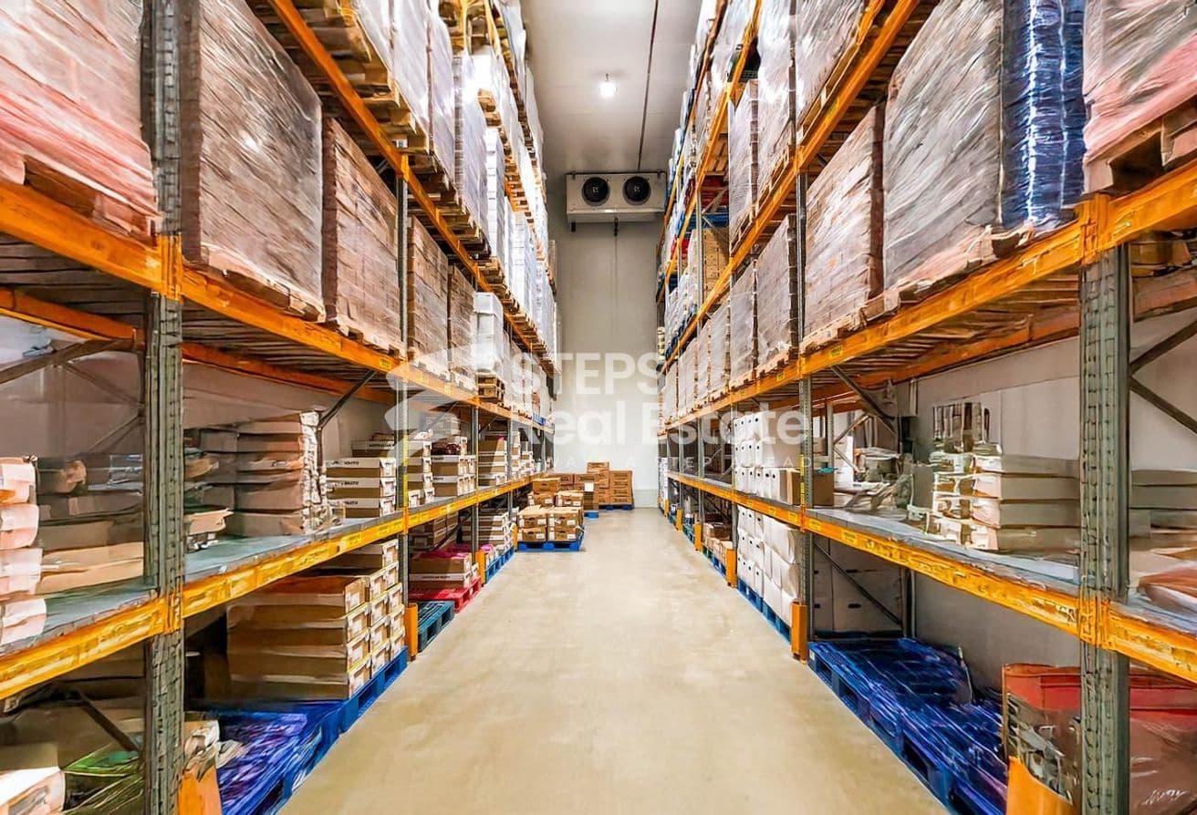 Fully Equipped Food Warehouse with 1,250 Pallets