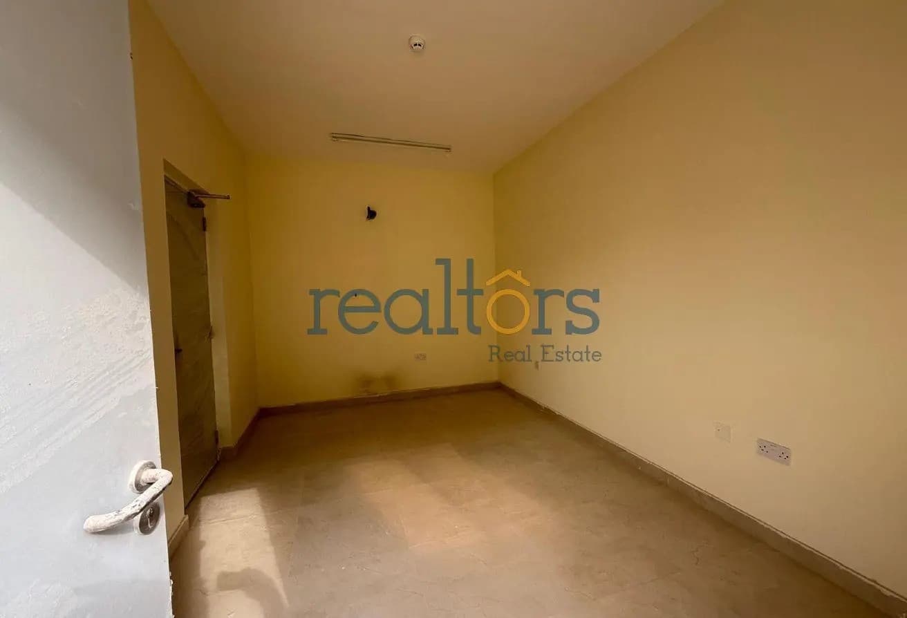Wearhouse with showroom, accommodation (MEDICAL)