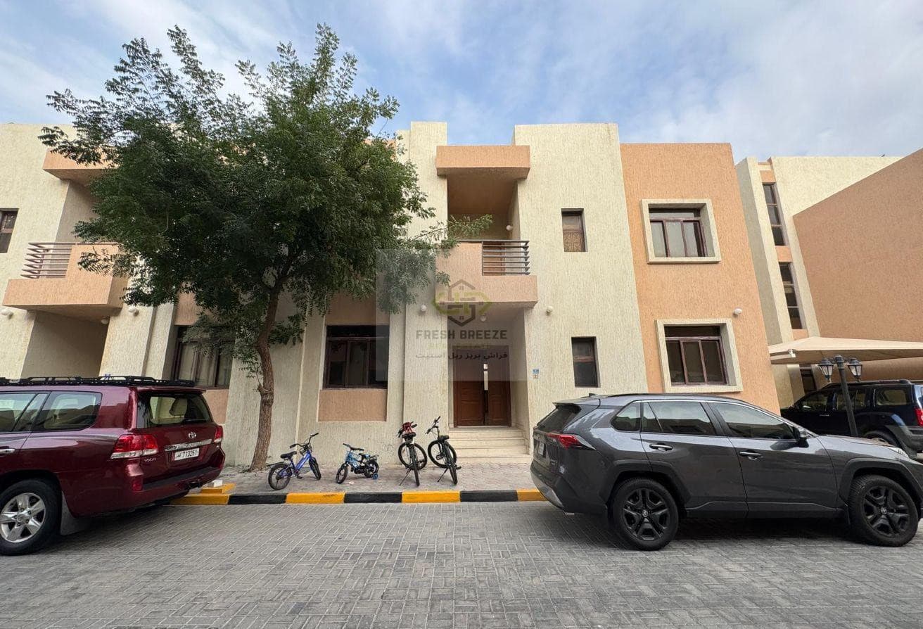 7BHK SPECIOUS COMPOUND VILLA WITH THREE BALCONIES.