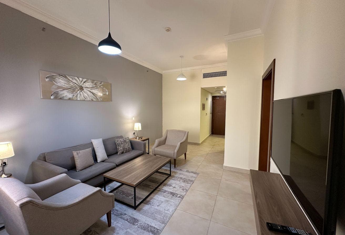 ALL BILLS INCLUDED! ACCESS TO POOL AND GYM