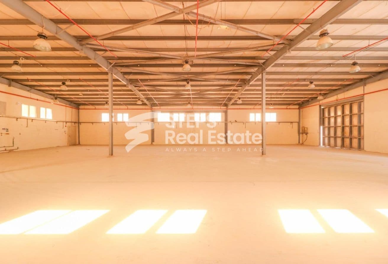 350 SQM Warehouse with Rooms in Industrial Area