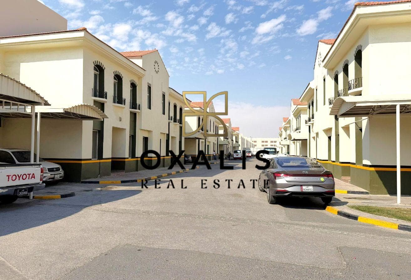 *ALLOWED BACHELORS* SPACIOUS 5 BHK VILLA COMPOUND