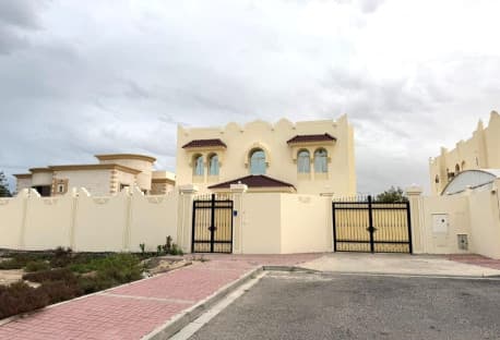 SPACIOUS 5BR CORNER VILLA | WEST BAY-ONAIZA