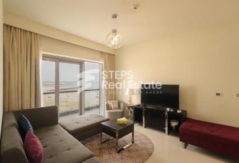 Luxurious Apartment with Office and Sea Views