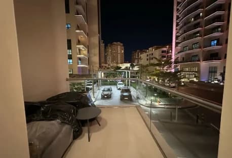 Townhouse in the Pearl near the Hilton upper mast