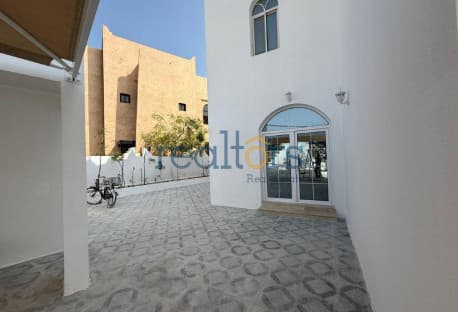 Renovated 4 plus Maid Villa with Pool in Lagoon