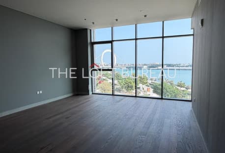 WATERFRONT TOWNHOUSE//GREAT DEAL//READY TO MOVE