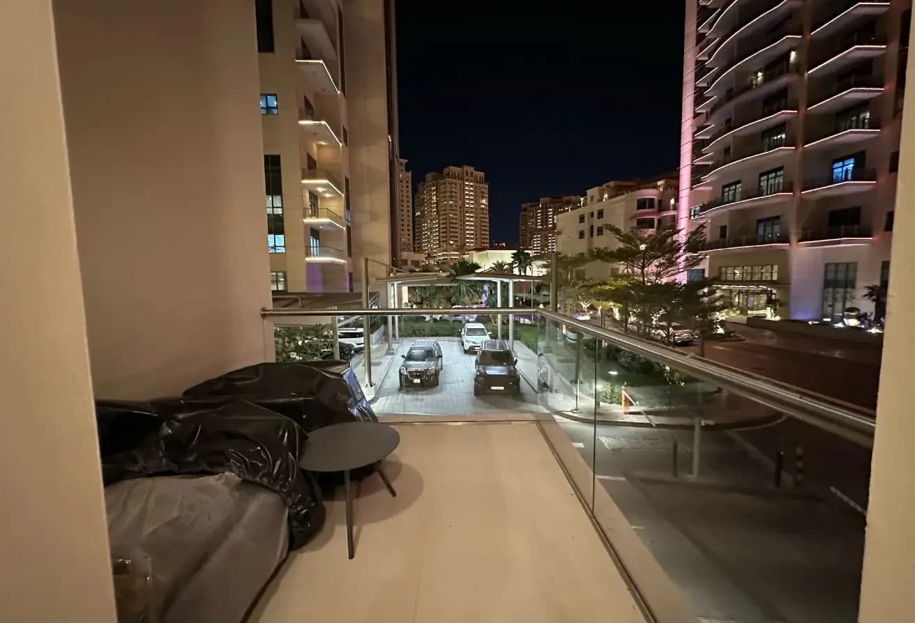 Townhouse in the Pearl near the Hilton upper mast