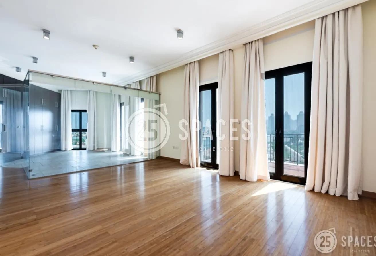 Renovated I Corner 1 BR Plus Office Room I Seaview