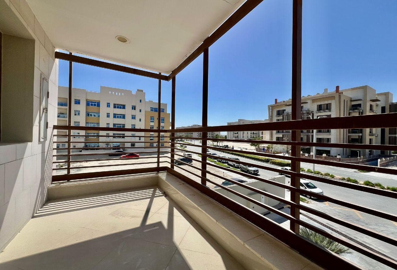 SPACIOUS AND COSY / 2 BEDROOMS / BALCONY