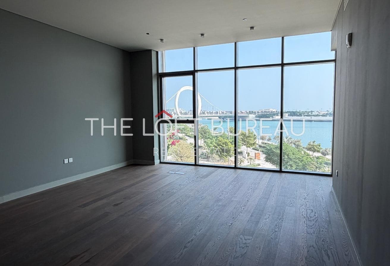 WATERFRONT TOWNHOUSE//GREAT DEAL//READY TO MOVE